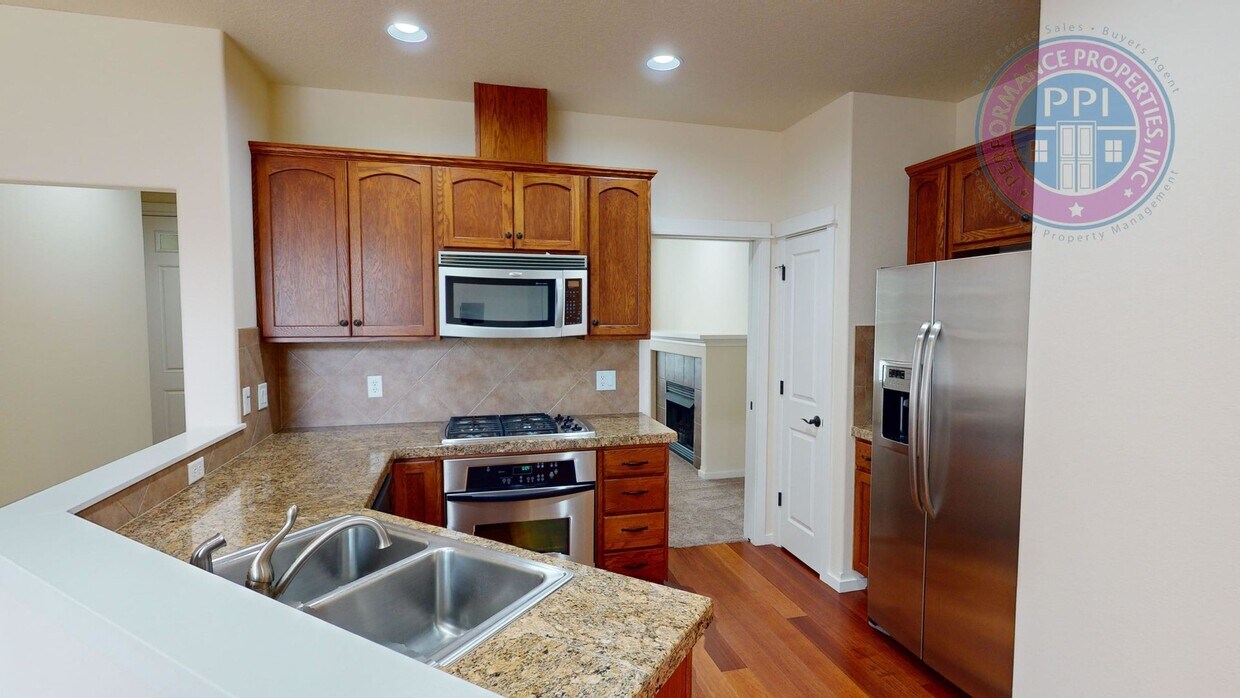 Primary Photo - Orenco Townhouse - Walk to Intel! Central ...
