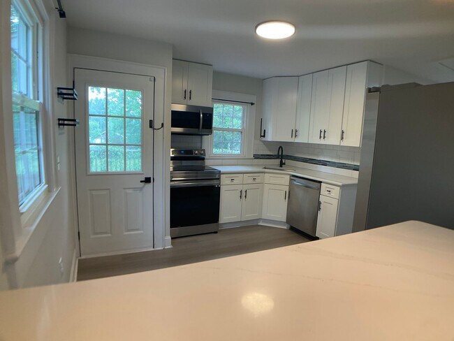 Foto del edificio - Adorable, Renovated Bungalow with Huge Yard and Deck!