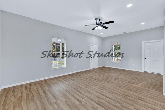 Foto del edificio - 323 W Cherry St