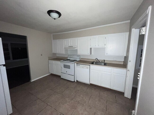 Building Photo - 3 Bed 2 Bath New Carpet