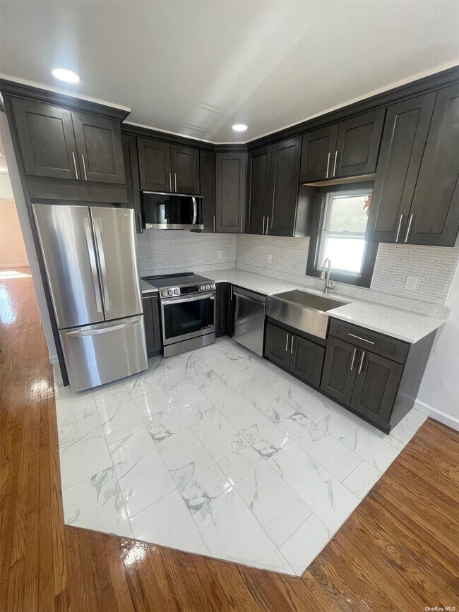 113737 Bayport Pl Unit 2nd FL, Queens, NY 11691 Room for Rent in