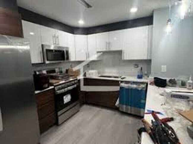 Foto del edificio - New Apartment on Washington Sq. In-Unit Washer and Dryer, Central Heat/AC, Steps from the T Stop