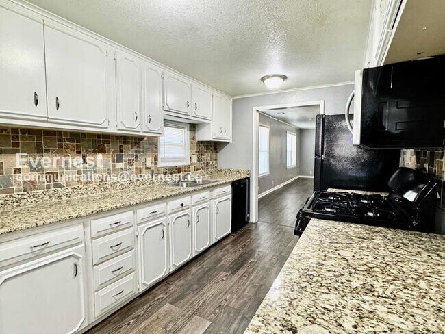 Foto del edificio - 3 Bed, 2 Bath with Fenced Yard / Pet-Friendly / Available Now!