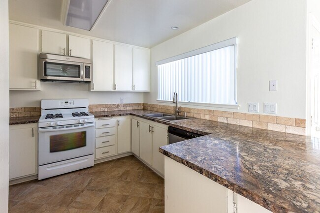 Building Photo - 3BR 2BA bath condo located at Adams and Bu...