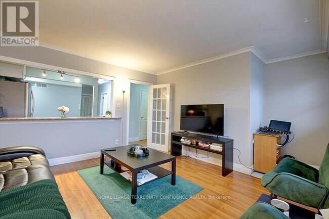 Photo du bâtiment - 834 Sheppard Ave W