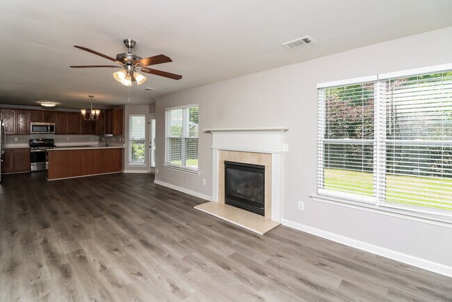 Building Photo - 138 Hidden Lake Cir
