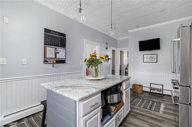 Foto del edificio - 3 br, 1 bath Triplex - 154 Grove Street 1