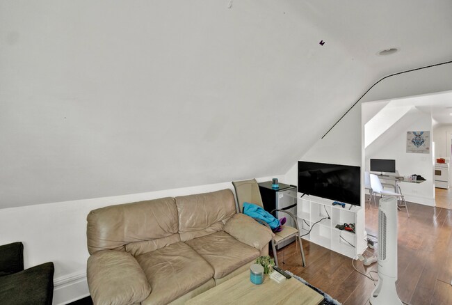 Foto del edificio - 2026 Maple Ave