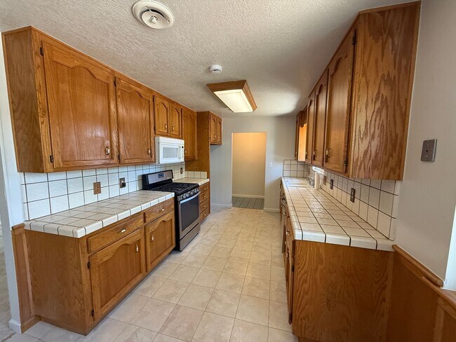 Foto del edificio - Single story home in east Modesto!