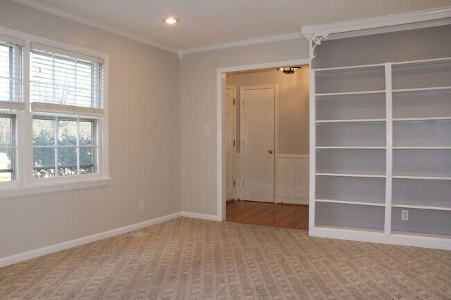 Foto del edificio - Spacious 3 bedroom, 2 bath brick ranch wit...