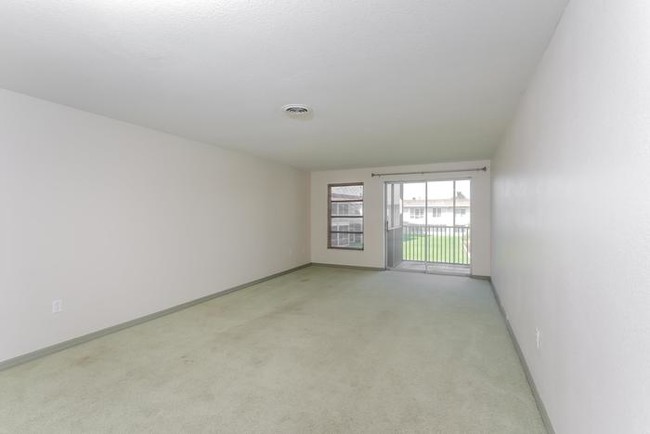 Building Photo - ADORABLE 2/2 CONDO IN PORT CHARLOTTE!!!