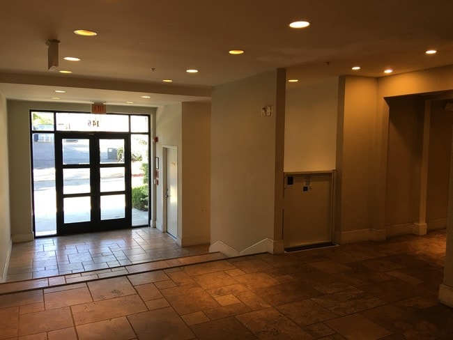 Building Photo - 146 N Clark Dr