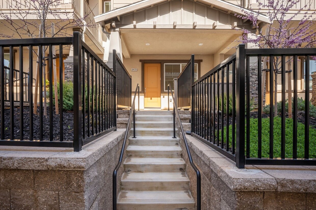 Foto principal - $3595.00 - Newer Large 3/2.5 Townhome in B...