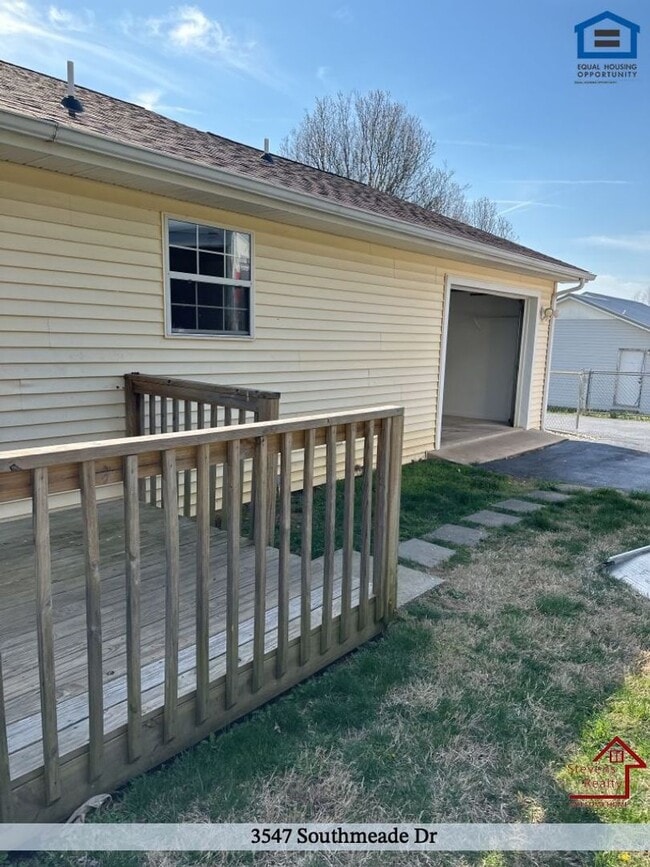 Building Photo - 3547 Southmeade Dr
