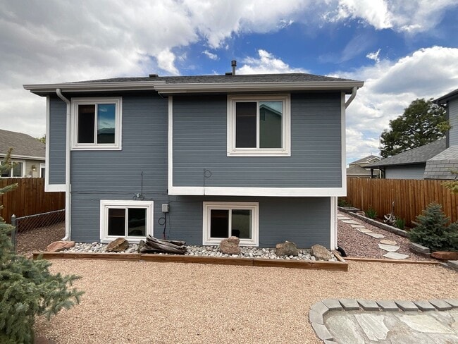 Building Photo - 3 Bedroom Home Available Near E Woodmen Rd...
