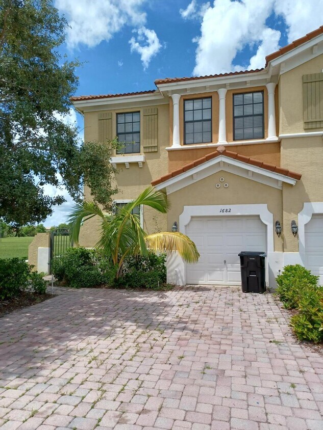 1768 SW Via Rossa, Port Saint Lucie, FL 34953 Townhome Rentals in