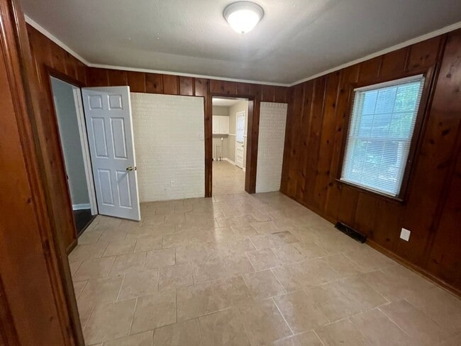 Building Photo - Move-in Special! 1/2 off first month's rent!