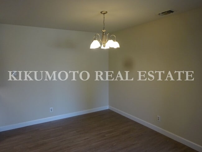 Building Photo - 2 bedroom, 2 bath, 2 car garage Half-plex ...