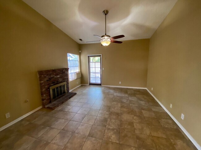 Foto del edificio - Nice Condo located in St. John's Parkway! ...