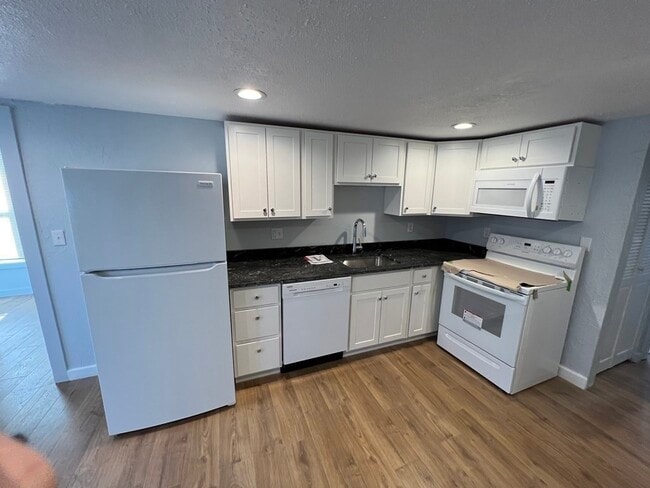 Building Photo - 77 Pond St