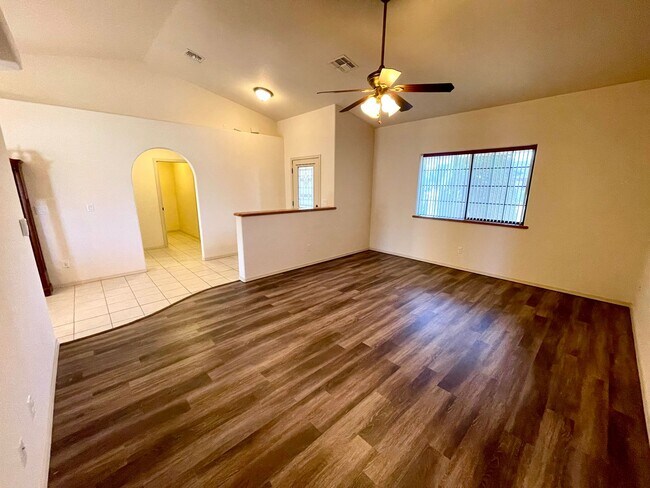 Foto del edificio - 3 Bedroom Home in Great Neighborhood!