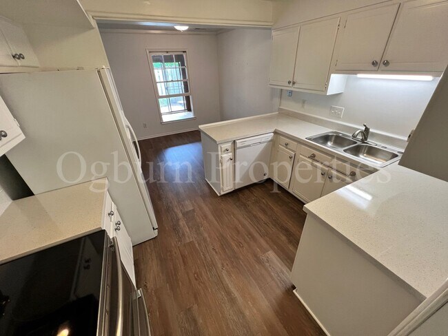 Building Photo - 2689 St. Johns Pl-3BR/2.5BA-Townhouse!!