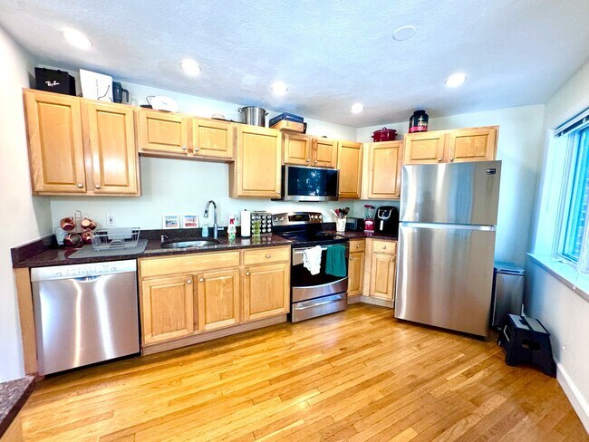 Foto del edificio - 800 SQ FT ONE BEDROOM 4 BLOCKS FROM BOSTON...