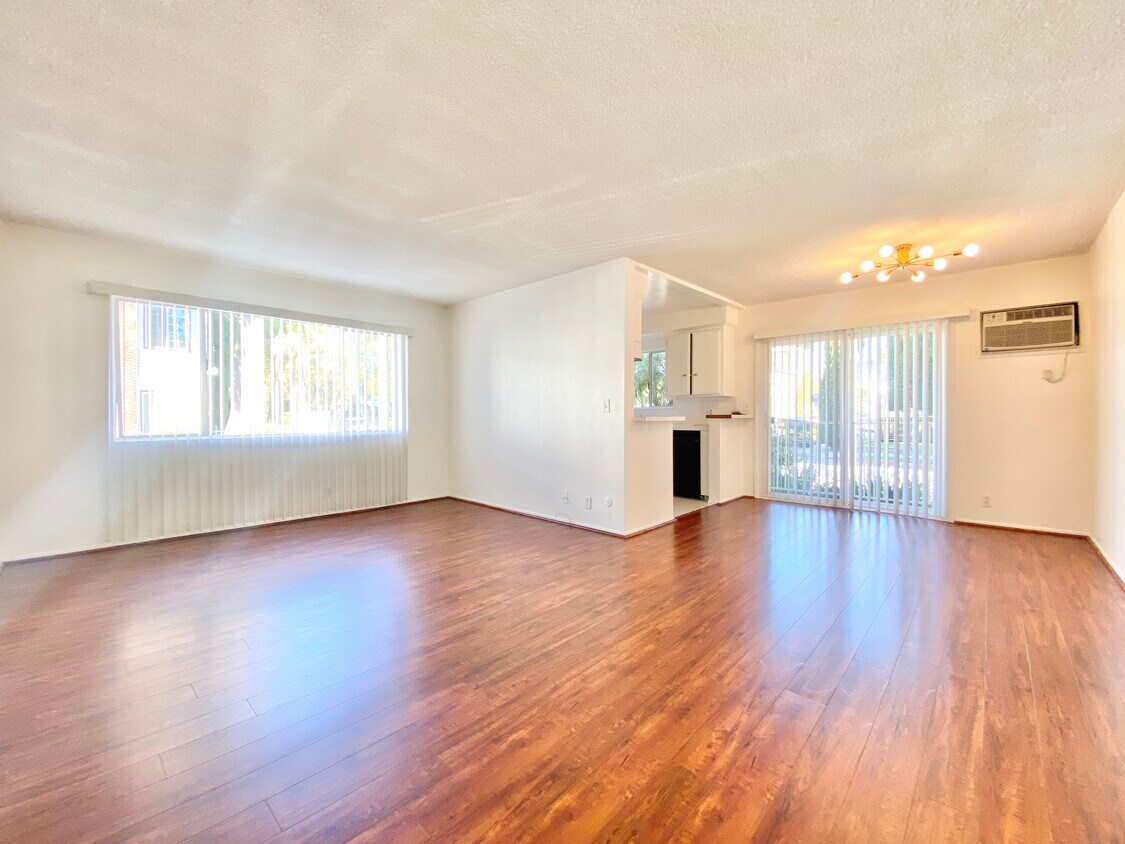 Foto principal - 8206 Romaine St