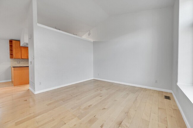 Foto del edificio - $2,995.00, stunning 4-bedroom, 3.5-bathroo...