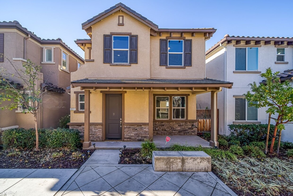 3 br, 2.5 bath House 221 Stratus Common House Rental in Livermore
