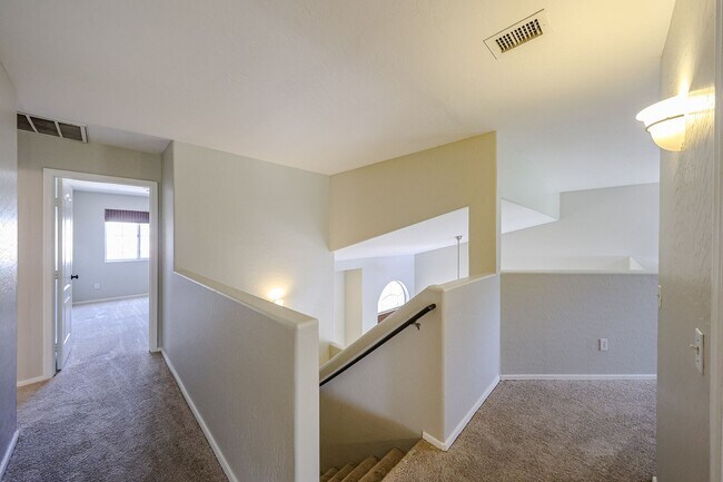 Foto del edificio - Stunning 3 bedroom, 2.5 bathroom Gold Cour...