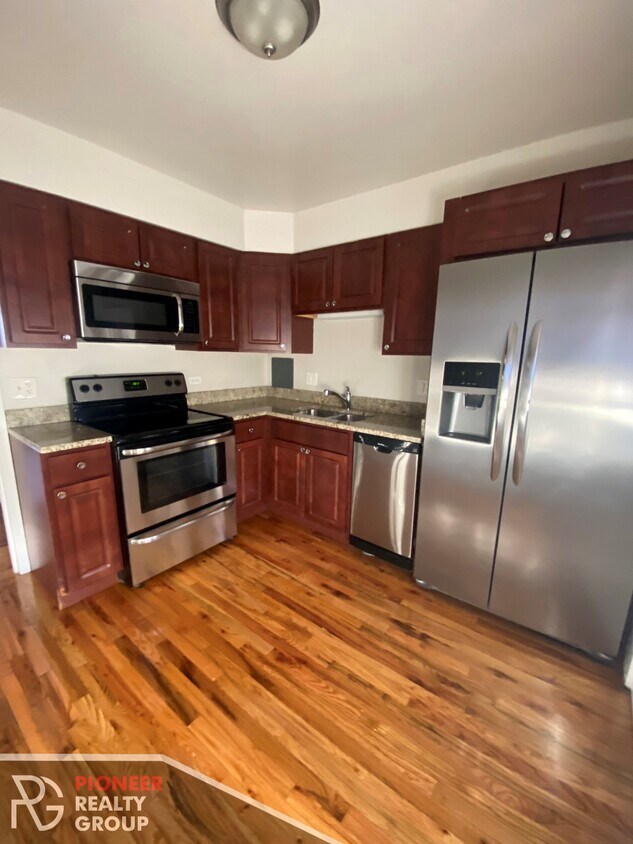 2010 W Foster Ave Unit 1, Chicago, IL 60625 Apartments in Chicago, IL