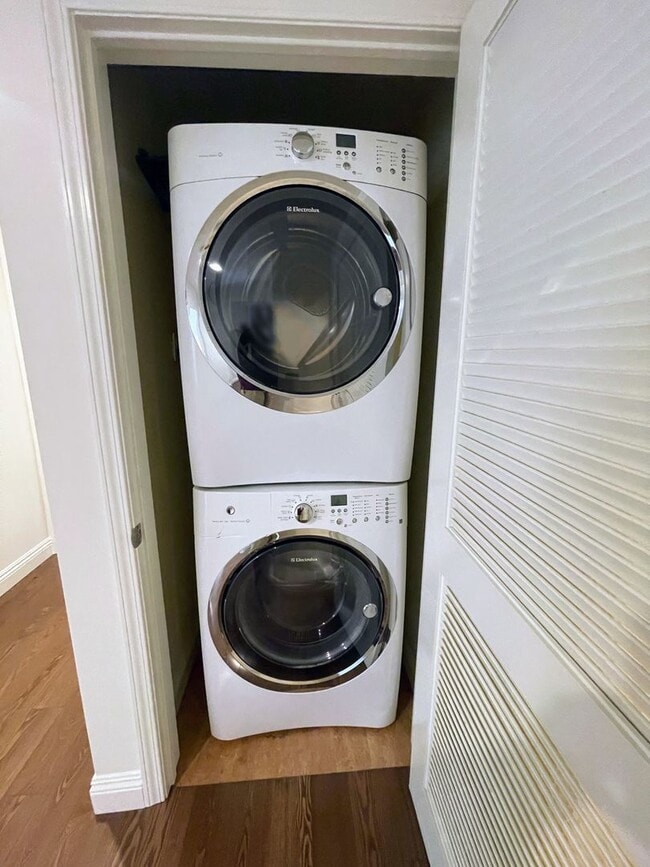 Building Photo - Studio City living at a great price. 3bd/2ba condo, dual parking, water/trash included!