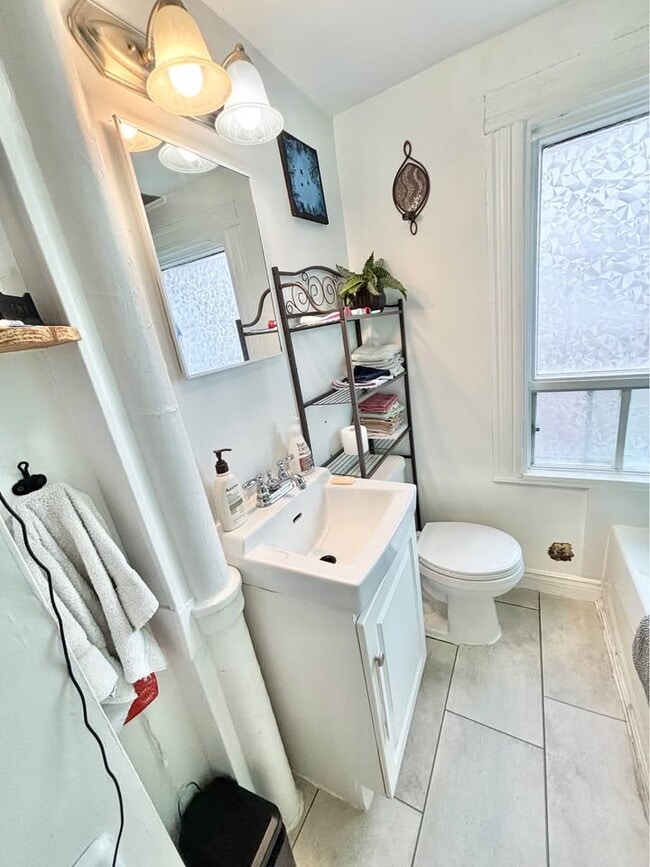 Photo du bâtiment - Spacious 3-Bedroom/1 Bath Apartment – Downtown Fredericton