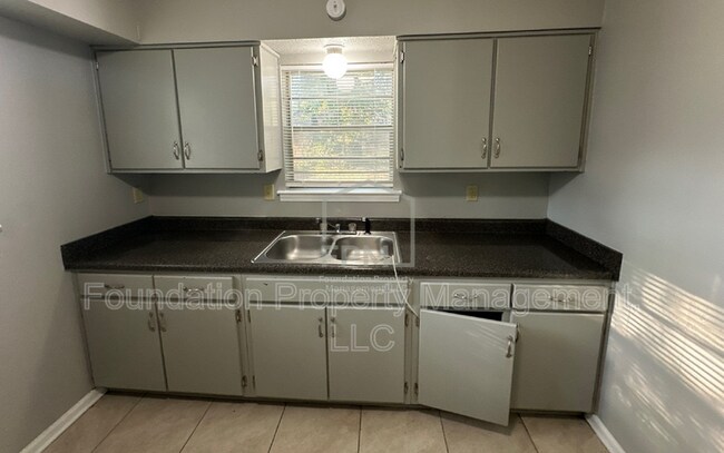 Building Photo - 3130 Normandy Dr