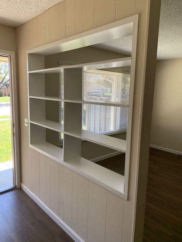 Primary Photo - Excellent Value! Spacious Updated South Sa...