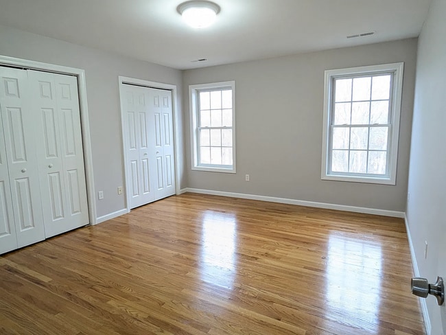 Building Photo - Spacious two-bedroom townhome
