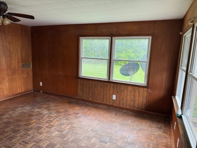 Building Photo - 2 bedroom | 1 bathroom home PLUS detached ...