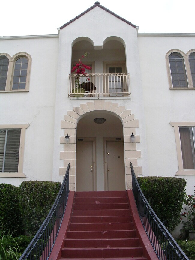 puerta principal (apartamento está ubicado a la derecha) - 432 N Norton Ave