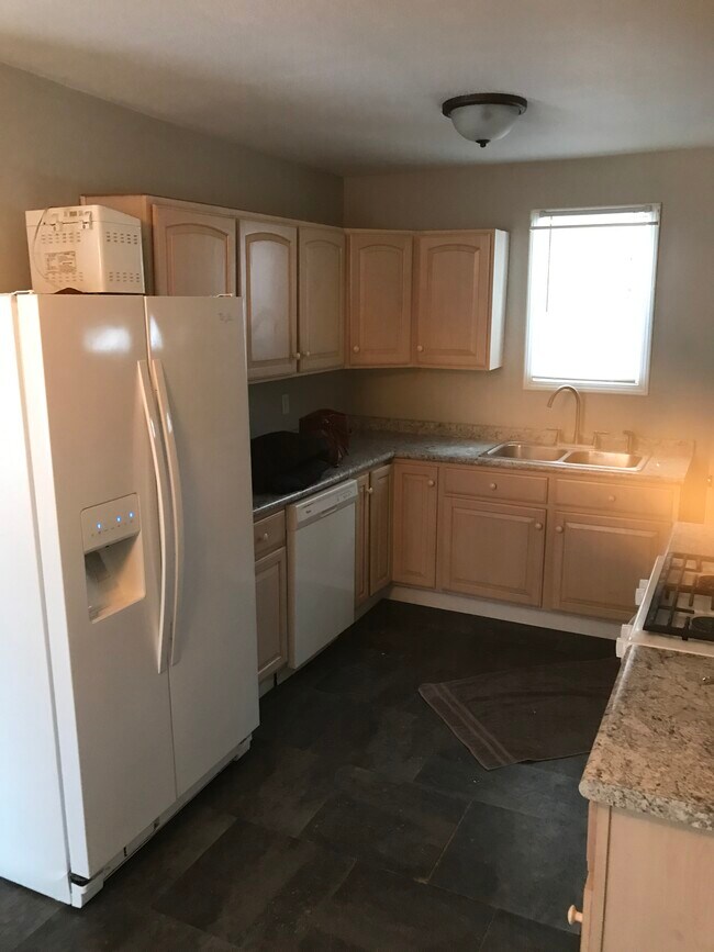 Nice sized kitchen with all appliances - 705 E Moneta Ave