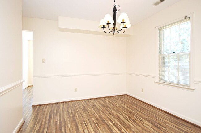 Foto del edificio - Brick Duplex With Convenient Rio Rd Location