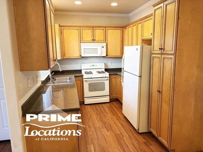 Foto del edificio - Best value 3 bedroom townhome condo with attached garage