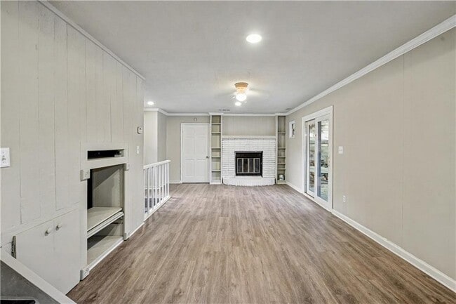 Building Photo - 2008 Shalimar Dr NE