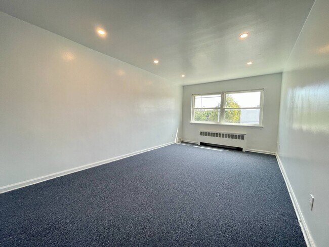 Building Photo - 767 Van Nest Ave