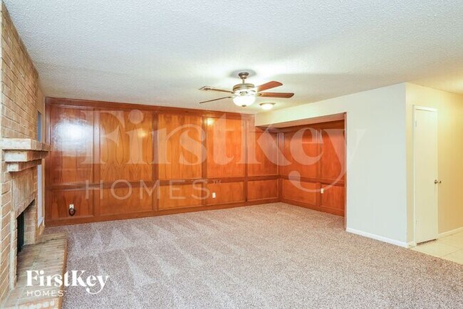 Foto del edificio - 8010 Goldengrove Dr