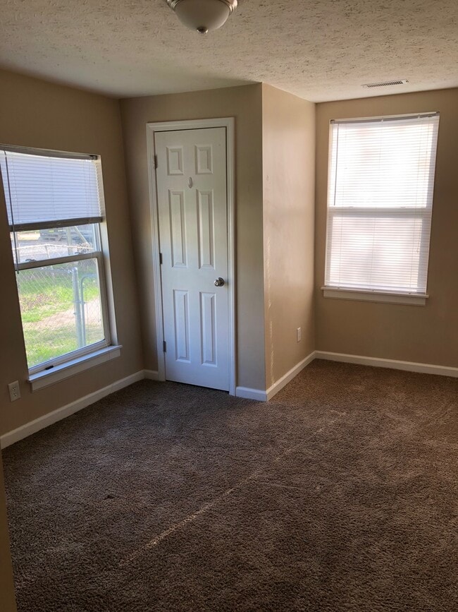 Building Photo - 3 bedroom 3 bath home!