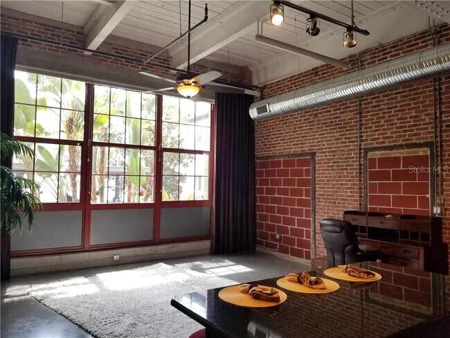 Building Photo - 1501 W Horatio St