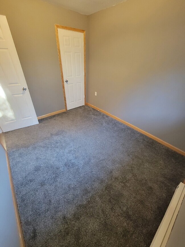 Building Photo - 2 Bedroom | 1 Bathroom Lower-Level Unit in...