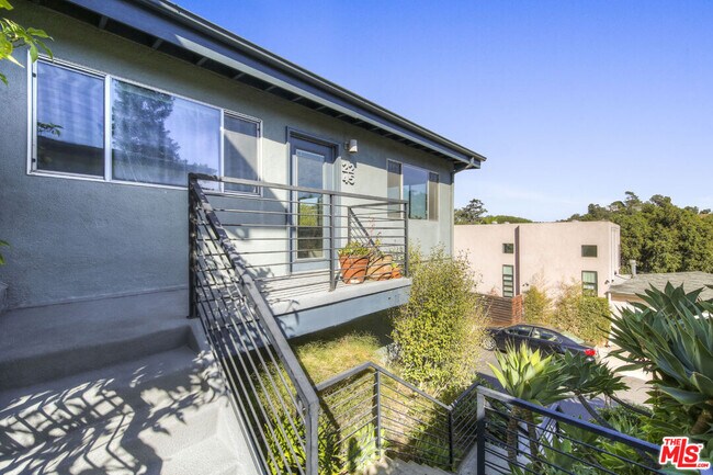 Foto del edificio - 2245 Silver Ridge Ave