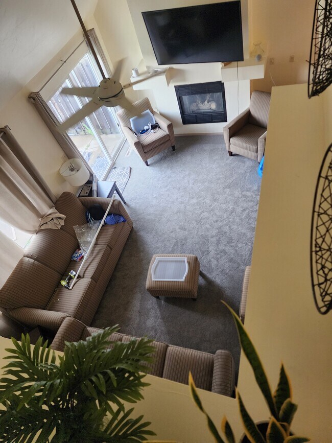 Mirando por encima del hueco desde el segundo piso hacia la sala de estar - 1810 Briarwood Ct